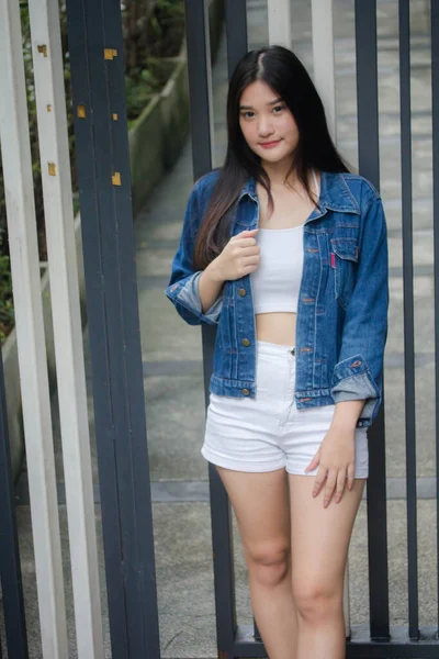 Portrét Thajské Dospělé Krásné Dívky Modré Džíny Fitness Relax Úsměv — Stock fotografie