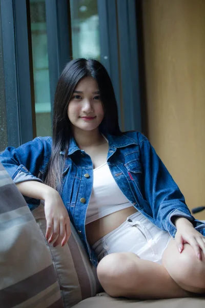 Retrato Tailandés China Adulto Hermosa Niña Camisa Blanca Vaqueros Azules — Foto de Stock