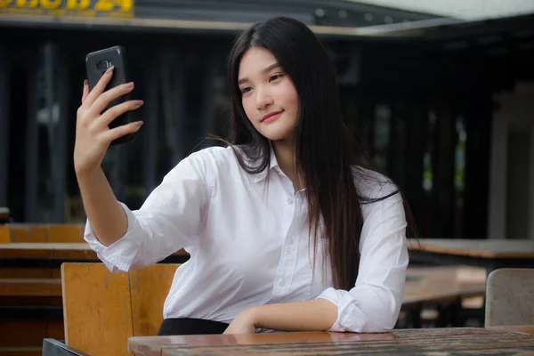 Taylandlı Yetişkin Ofis Kızının Portresi Akıllı Telefonuyla Selfie Çekiyor — Stok fotoğraf
