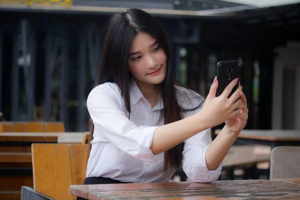 Retrato Tailandês Adulto Escritório Menina Usando Seu Telefone Inteligente Selfie — Fotografia de Stock