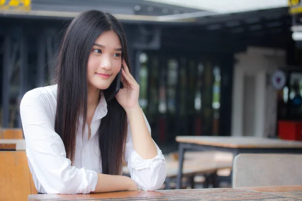 Retrato Una Chica Oficina Adulta Tailandesa Llamando Teléfono Inteligente — Foto de Stock
