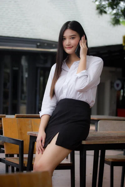Retrato Tailandês Adulto Escritório Menina Chamando Telefone Inteligente — Fotografia de Stock