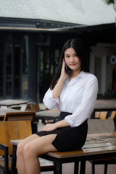 Porträtt Thai Vuxen Kontor Flicka Ringer Smart Telefon — Stockfoto