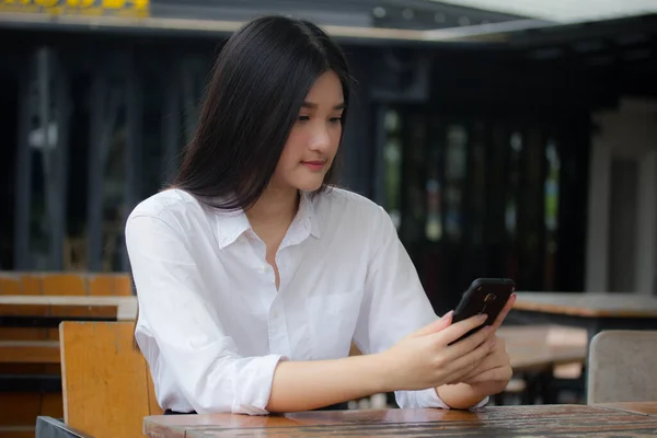 Retrato Una Chica Oficina Adulta Tailandesa Usando Teléfono Inteligente — Foto de Stock