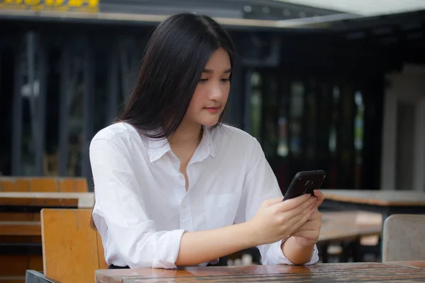 Retrato Una Chica Oficina Adulta Tailandesa Usando Teléfono Inteligente — Foto de Stock