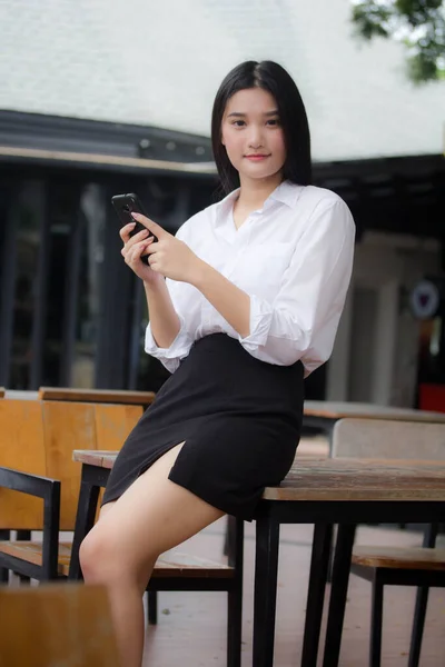 Ritratto Ragazza Thai Adulto Ufficio Utilizzando Suo Smartphone — Foto Stock