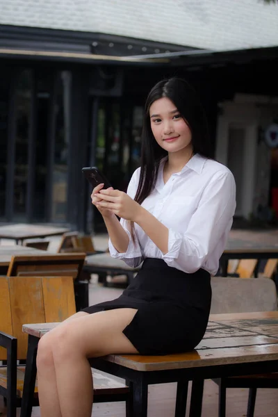 Portret Tajskiej Dorosłej Dziewczyny Biura Przy Użyciu Smartfona — Zdjęcie stockowe