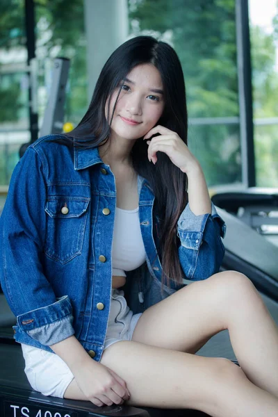 Portret Van Thai Volwassen Mooi Meisje Blauw Jeans Ontspannen Glimlachen — Stockfoto