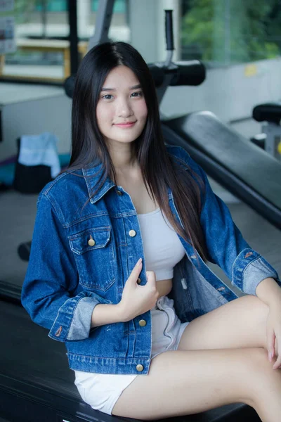 Portret Van Thai Volwassen Mooi Meisje Blauw Jeans Ontspannen Glimlachen — Stockfoto