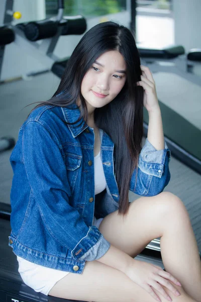Portré Thai Felnőtt Gyönyörű Lány Kék Farmer Pihenni Mosolyogni — Stock Fotó