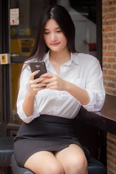 Retrato Tailandês Adulto Uniforme Escritório Menina Chamando Telefone Inteligente — Fotografia de Stock