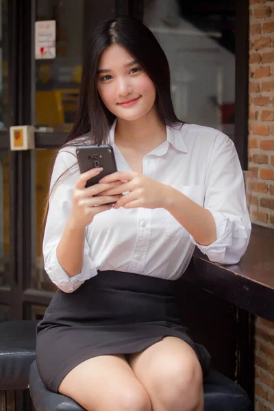 Taylandlı Yetişkin Üniformalı Ofis Kızı Akıllı Telefonu Arıyor — Stok fotoğraf