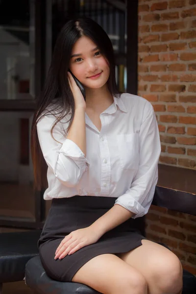 Portrait Thai Adulte Uniforme Fille Bureau Appelant Téléphone Intelligent — Photo