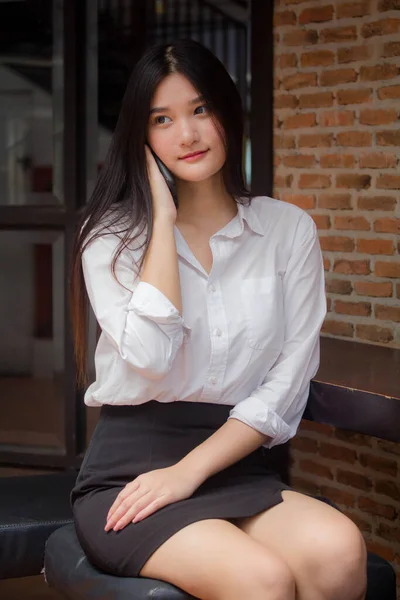 Retrato Tailandês Adulto Uniforme Escritório Menina Chamando Telefone Inteligente — Fotografia de Stock