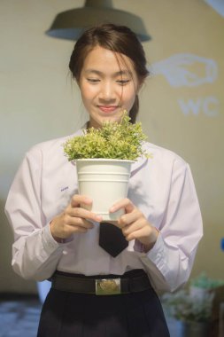 Taylandlı liseli üniformasının portresi. Genç güzel kız mutlu ve rahat.