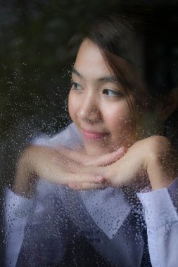 Taylandlı liseli üniformasının portresi. Genç güzel kız mutlu ve rahat.