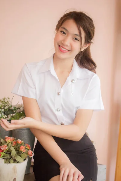 Porträt Von Thailändischen Erwachsenen Studenten Uniform Schöne Mädchen Entspannen Und — Stockfoto