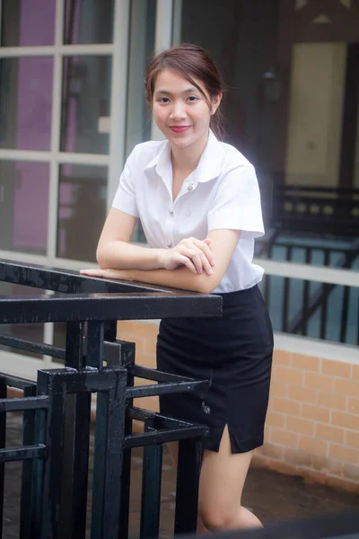 Porträt Von Thailändischen Erwachsenen Studenten Uniform Schöne Mädchen Entspannen Und — Stockfoto