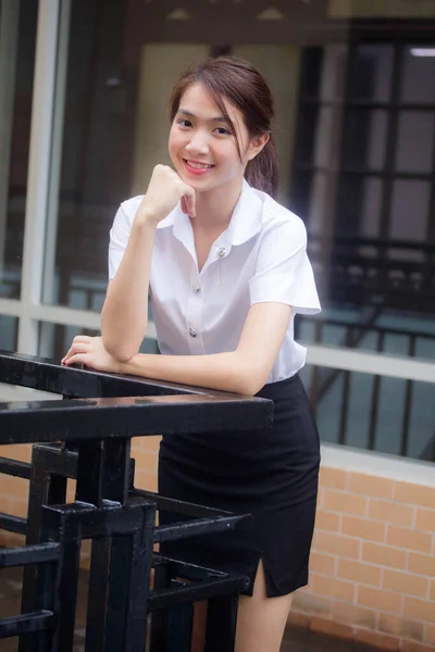 Retrato Tailandês Adulto Estudante Universidade Uniforme Bela Menina Relaxar Sorrir — Fotografia de Stock