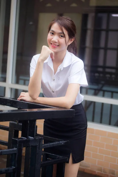 Portré Thai Felnőtt Diák Egyetemi Egyenruha Gyönyörű Lány Pihenni Mosolyogni — Stock Fotó