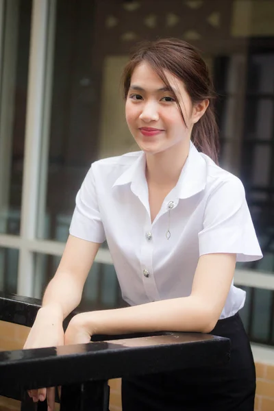 Porträt Von Thailändischen Erwachsenen Studenten Uniform Schöne Mädchen Entspannen Und — Stockfoto