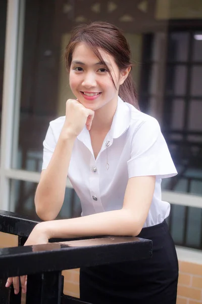 Ritratto Thai Adulto Studente Università Uniforme Bella Ragazza Rilassarsi Sorridere — Foto Stock