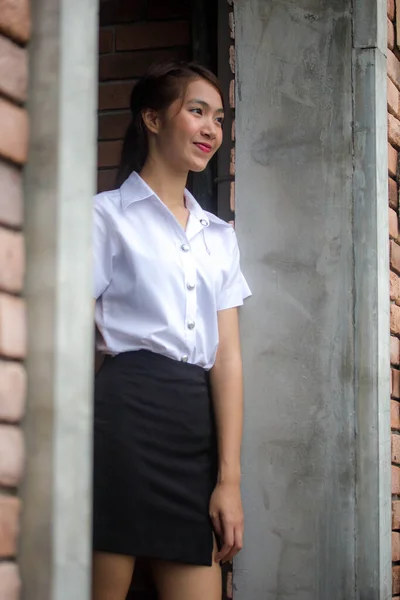 Ritratto Thai Adulto Studente Università Uniforme Bella Ragazza Rilassarsi Sorridere — Foto Stock