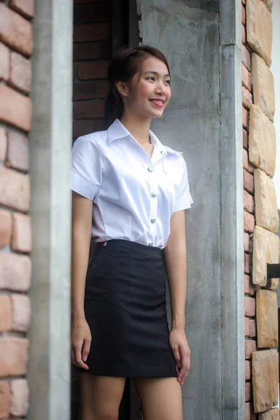 Porträt Von Thailändischen Erwachsenen Studenten Uniform Schöne Mädchen Entspannen Und — Stockfoto