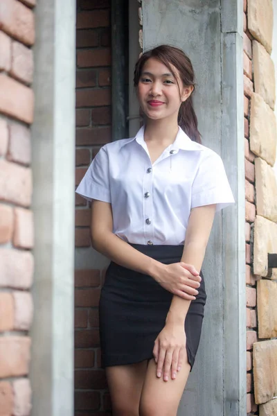 Ritratto Thai Adulto Studente Università Uniforme Bella Ragazza Rilassarsi Sorridere — Foto Stock