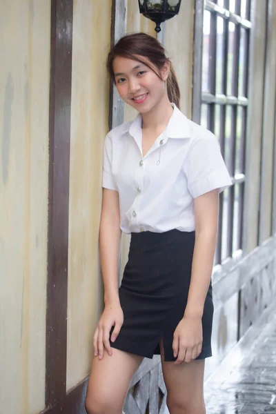 Retrato Tailandês Adulto Estudante Universidade Uniforme Bela Menina Relaxar Sorrir — Fotografia de Stock