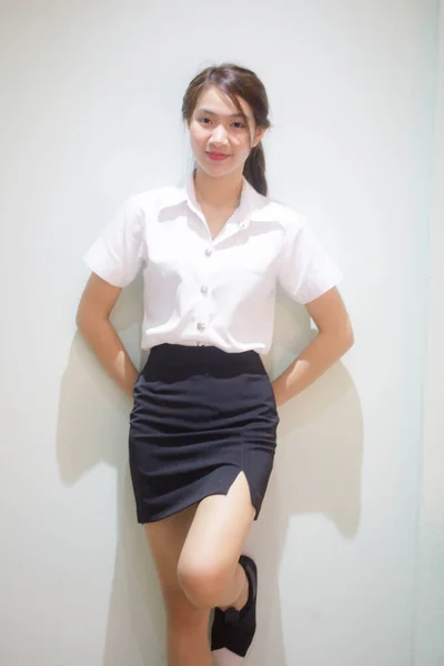 Portret Van Thai Volwassen Student Universiteit Uniform Mooi Meisje Ontspannen — Stockfoto