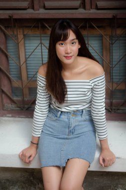 Asia Thai Teen White tişörtü Güzel kız mutlu ve rahat