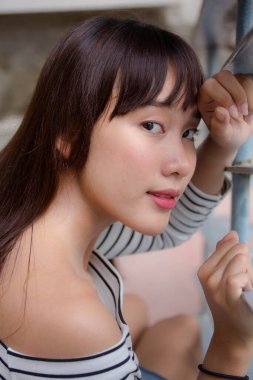 Asia Thai Teen White tişörtü Güzel kız mutlu ve rahat