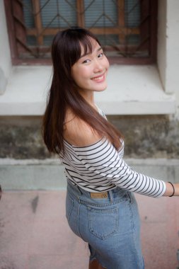 Asia Thai Teen White tişörtü Güzel kız mutlu ve rahat