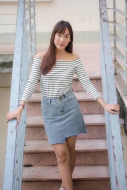Asia Thai Teen White tişörtü Güzel kız mutlu ve rahat