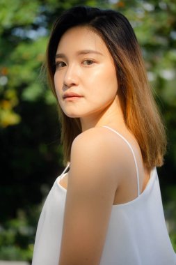 Taylandlı yetişkin bir kızın portresi rahatla ve gülümse.