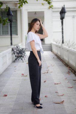 Tayland portresi yetişkin ofis kızı rahatla ve gülümse.