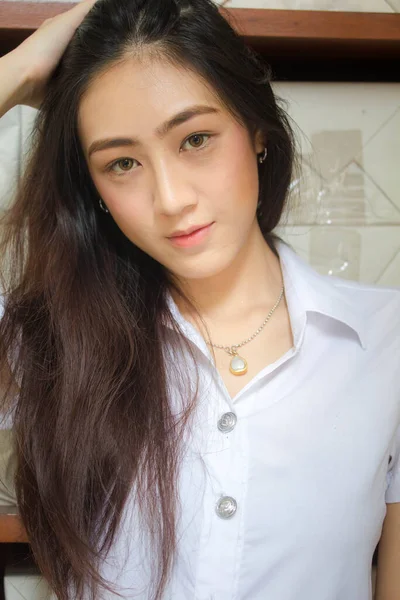 Portrait Thai Adulte Étudiant Université Uniforme Belle Fille Détendre Sourire — Photo