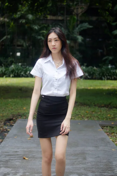泰国人的肖像画成年大学生校服漂亮女孩放松微笑 — 图库照片