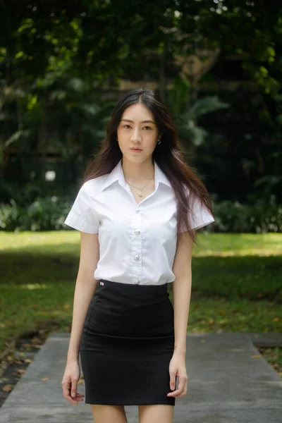 Retrato Tailandês Adulto Estudante Universidade Uniforme Bela Menina Relaxar Sorrir — Fotografia de Stock