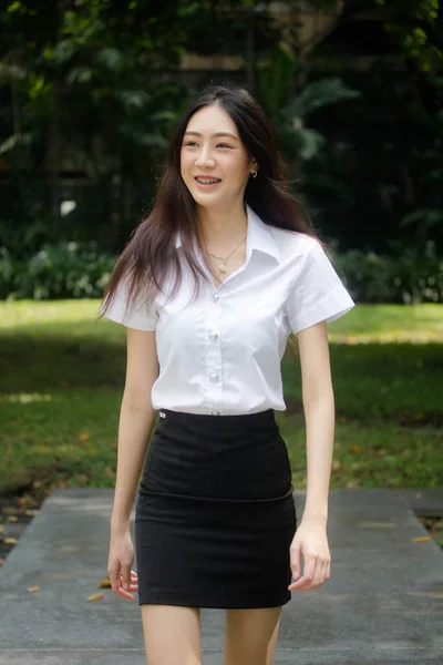 Retrato Tailandês Adulto Estudante Universidade Uniforme Bela Menina Relaxar Sorrir — Fotografia de Stock