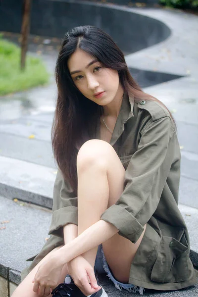 Ritratto Thai Adulto Bella Ragazza Rilassarsi Sorridere — Foto Stock