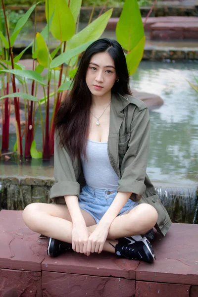 タイのポートレート大人の美しい女の子リラックスして笑顔 — ストック写真