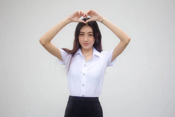 タイのポートレート成人学生大学制服美しいです女の子与える心 — ストック写真