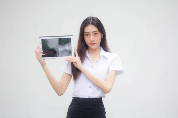 泰国人高校校服漂亮女孩的肖像展示了她的石碑 — 图库照片