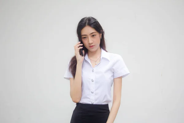 Retrato Tailandês Adulto Estudante Universidade Uniforme Bela Menina Chamando Telefone — Fotografia de Stock