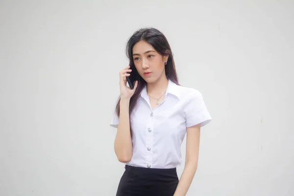 Retrato Tailandês Adulto Estudante Universidade Uniforme Bela Menina Chamando Telefone — Fotografia de Stock