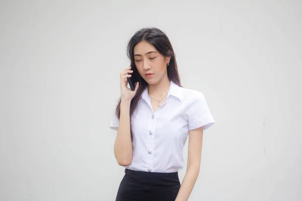 Retrato Tailandês Adulto Estudante Universidade Uniforme Bela Menina Chamando Telefone — Fotografia de Stock