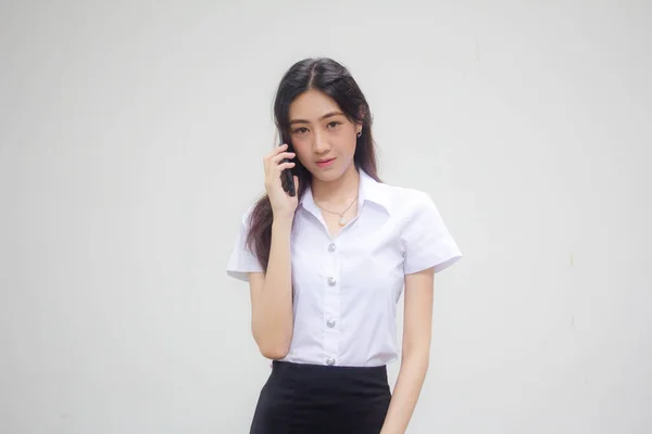 Taylandlı Yetişkin Öğrenci Üniformasının Portresi Güzel Bir Kız Akıllı Telefondan — Stok fotoğraf
