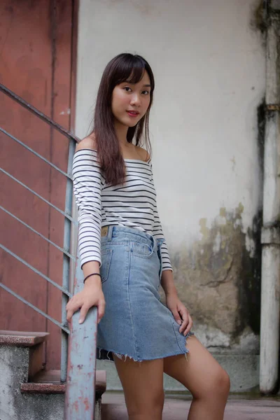 Asiático Tailandés Adolescente Blanco Camiseta Hermosa Chica Feliz Relajarse — Foto de Stock